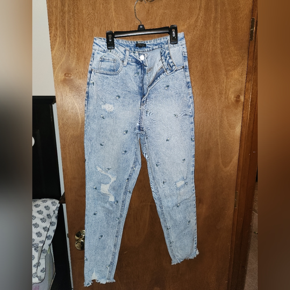 light wash daisy embroidered jeans